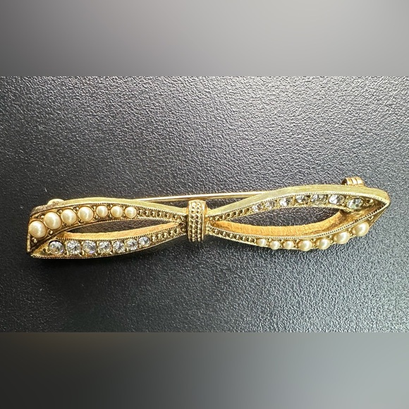 Accessories - Vintage  Art Deco bow  bar  with pearl and rhinestones swirled back Brooch